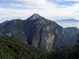 北に聳える甲斐駒ヶ岳、右後ろは八ヶ岳
